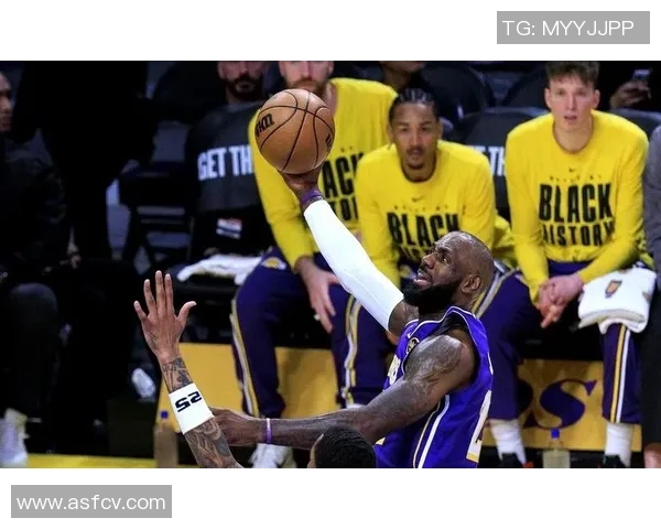 湖人双星詹姆斯与戴维斯的巅峰对决谁能引领球队走向辉煌